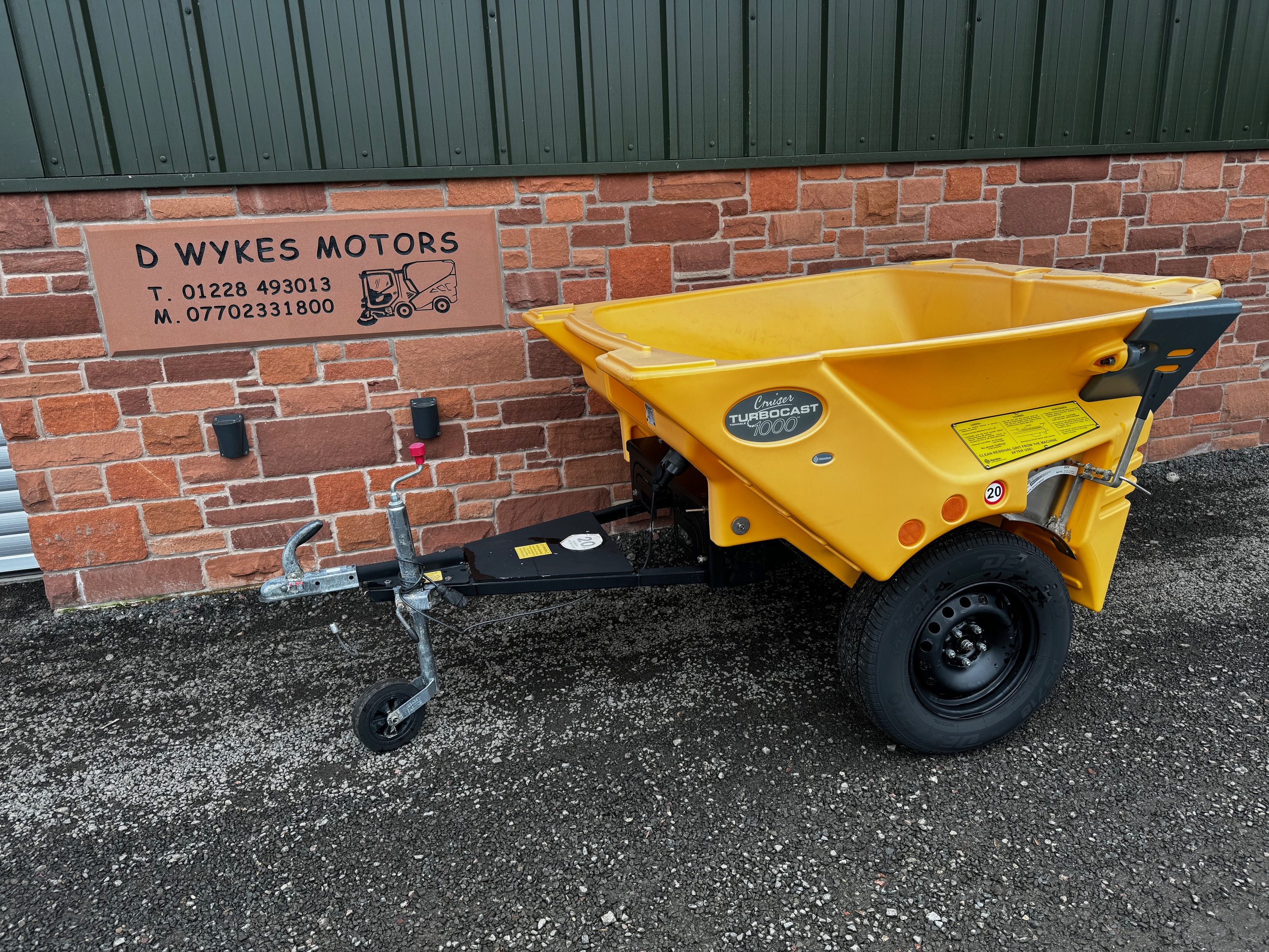 Glaston turbocast 1000 cruiser gritter trailer / salt spreader